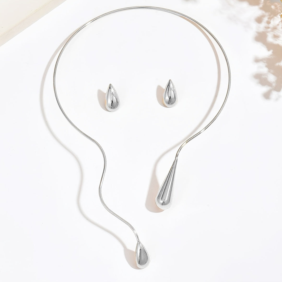 Taliah | Set Elegantes Halskette und Ohrringe mit asymmetrischem Tropfendesign